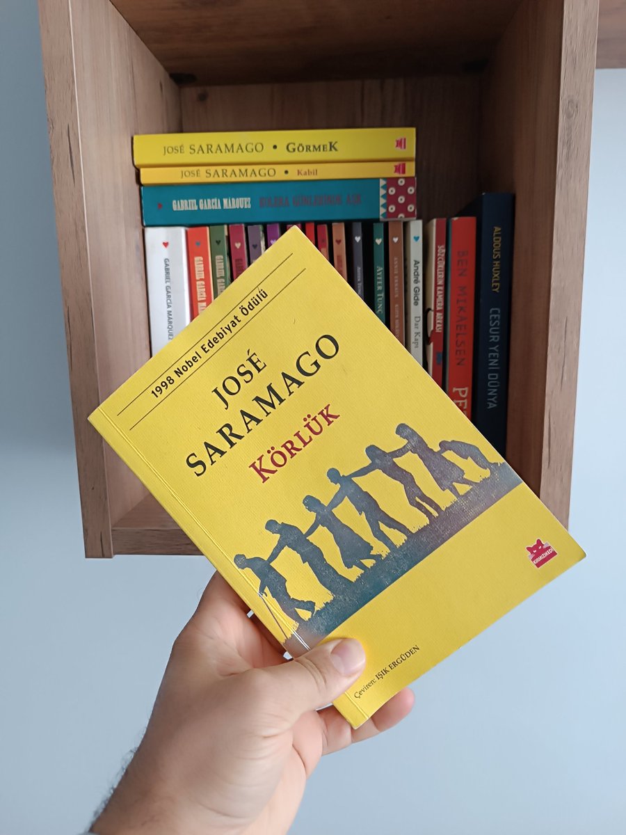 Kötü kader diye bir şey  yoktur;21. yüzyıl vardır. Ve bu yüzyıl yavrucuğum, bir kelebeği bile intihar ettirebilir.
"JOSÉ SARAMAGO" #körlük 💫
16 Kasim 1922 -18 Haziran 2010