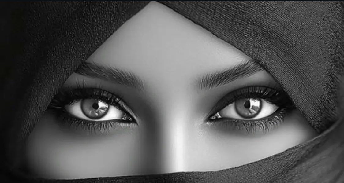 .

.

إن العيون لها بوح ورقرقة
أسمى وأفصح مما قيل أو كتبا

..
 #السيده_الجليله