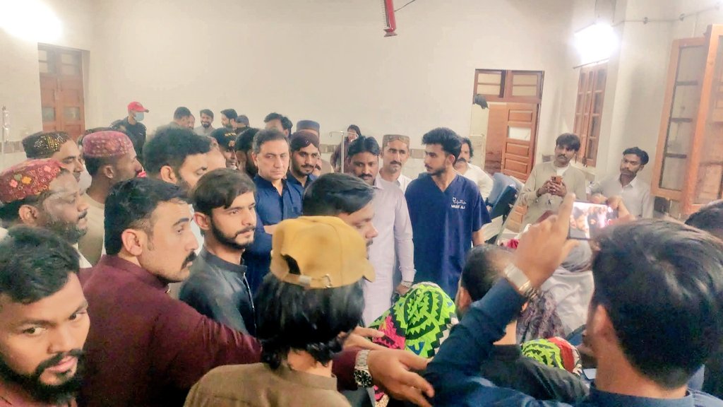 PPPHydOfficial's tweet photo. حیدرآباد: لطیف آباد میں آتشبازی کی فیکٹری میں دھماکے  نتیجے میں زخمی شہریوں کی عیادت کیلئے صدر ضلع حیدرآباد MNA سید حُسین طارق شاہ جاموٹ. GS وسیم راجپوت. DepInfo سیکرٹری انور بلیدی. سید حسن شاہ جاموٹ نے سول اسپتال حیدرآباد کا دورہ کیا زخمیوں کے اہل خانہ سے ہمدردی کا اظہار کیا. https://t.co/OsJ8FVUeEH