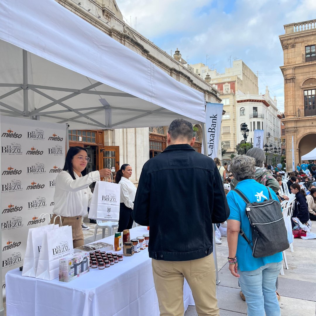 mielsomiel's tweet photo. Un dulce recuerdo desde los Premios Capla 🍯✨
Nuestra miel El Brezal estuvo presente en el Ayuntamiento de Castellón, compartiendo sabor, energía y naturaleza 🌼🐝
#ElBrezal #Mielso #MielDeEspaña #PremiosCapla #Castellón #MielNatural https://t.co/rNODnduKOH