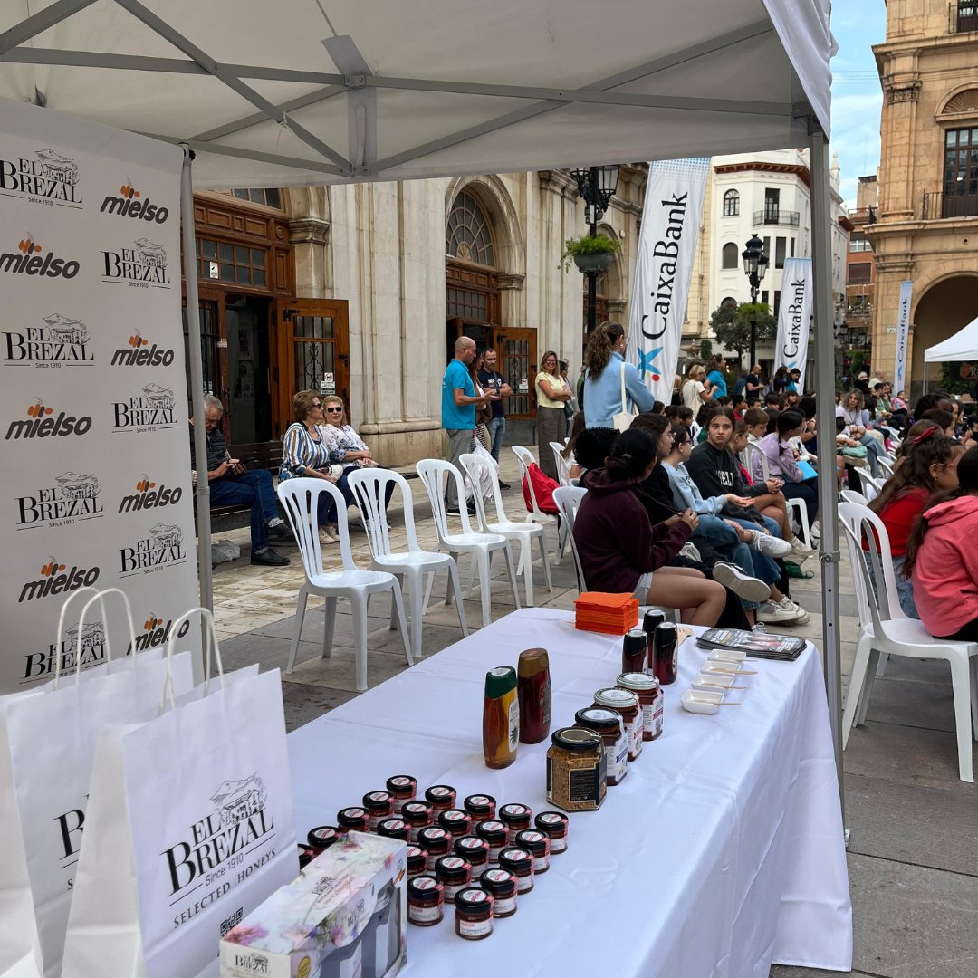 mielsomiel's tweet photo. Un dulce recuerdo desde los Premios Capla 🍯✨
Nuestra miel El Brezal estuvo presente en el Ayuntamiento de Castellón, compartiendo sabor, energía y naturaleza 🌼🐝
#ElBrezal #Mielso #MielDeEspaña #PremiosCapla #Castellón #MielNatural https://t.co/rNODnduKOH