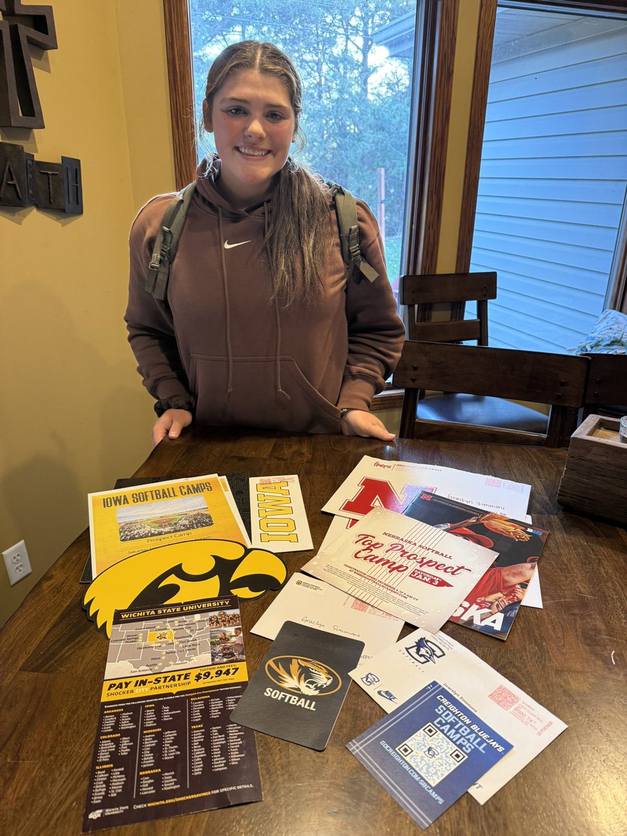 GraclynSimmons's tweet photo. Thank you so much for all the mail this week @iowasoftball @HuskerSoftball @BluejaySoftball @GoShockersSB @MizzouSoftball 
Last fall tournament this weekend in Texas, then transition into my next circle of wrestling. https://t.co/6b06YqFmnV