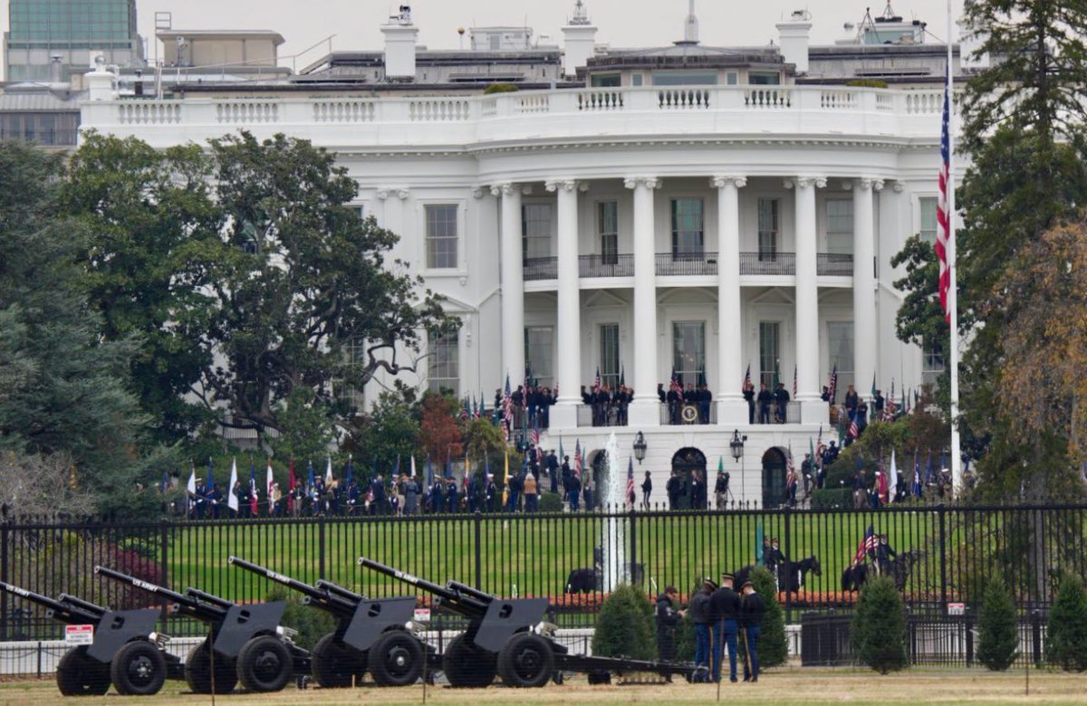 لم يسبق للبيت الأبيض أن رفع أعلام دولة أخرى ويبدأ تجهيز مراسم المدافع قبل وصول الضيف بثلاثة أيام كاملة، كما حدث استعدادًا لزيارة سمو ولي العهد الأمير محمد بن سلمان.

هذا المشهد وحده يبرز حجم السعودية وثقلها الدولي، ويجسد مكانتها الراسخة بين الدول المؤثرة عالميًا 🇸🇦