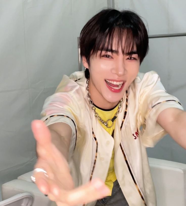 Tengen__'s tweet photo. Él tiene una sonrisa tan dulce, que no necesita ponerle azúcar al café de sus ojos 🤎🦦 https://t.co/XMilgAupTE