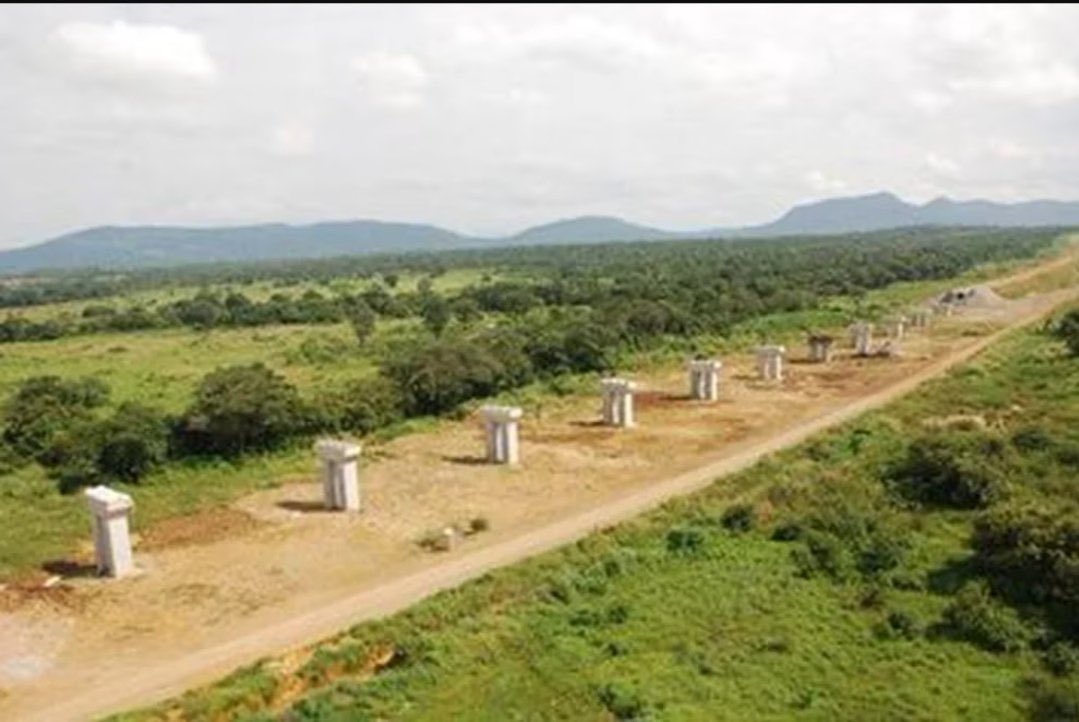 VenezuelaEDM's tweet image. Coño así quedamos nosotros cuando vemos el tren Tinaco–Anaco que Diosdado “construyó” 🥴