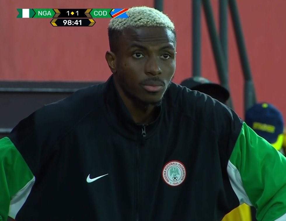 Victor Osimhen, uzatmaya giden Nijerya - Demokratik Kongo maçını kenarda takip ediyor.

📸 TRT Spor