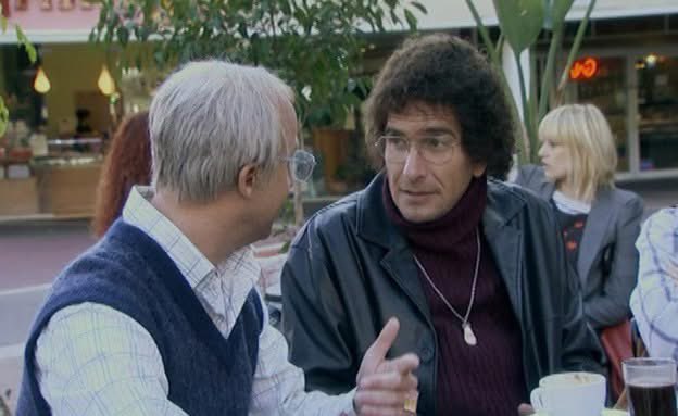 "שאולי, שמעת את החדשות?"
"הבקע של הקטור? הזהרתי אותו שספורט זה מסוכן״
"לא, שהממשלה הקאקאמיקה הזו החליטה לוותר על ועדת חקירה ממלכתית רצינית ולהקים ׳ועדה חקירה לאומית׳"
"אז אמציה בוא אני אסדר לך את האוזן, ועדת חקירה לאומית זה פי אלף יותר טוב מועדת חקירה ממלכתית"
"נו שאולי באמת"