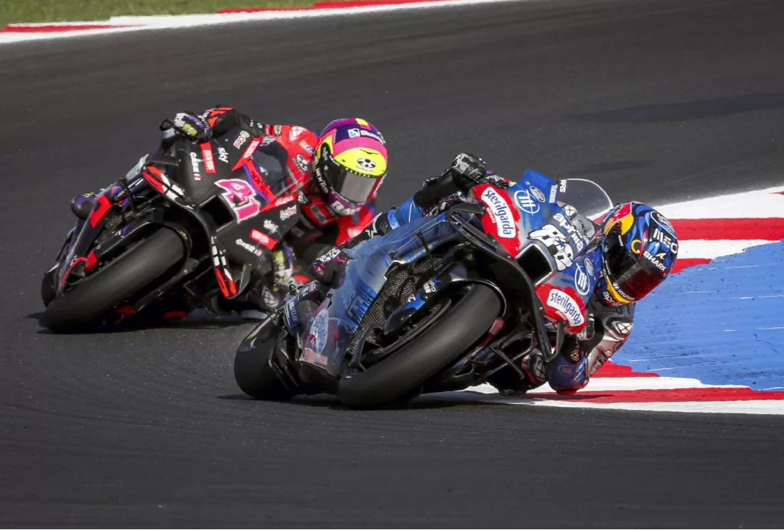 23, 24 y 25

Se pasa a RNF Aprilia 2022 en un equipo muerto, En Portimao mientras estaba en el grupo delantero, lo lesionan, regresa en Austin y hace 5, en jerez lo vuelven a lesionar, aún así hace alguna actuación buena como Silverstone

2024, Llega trackhouse y un apoyo directo