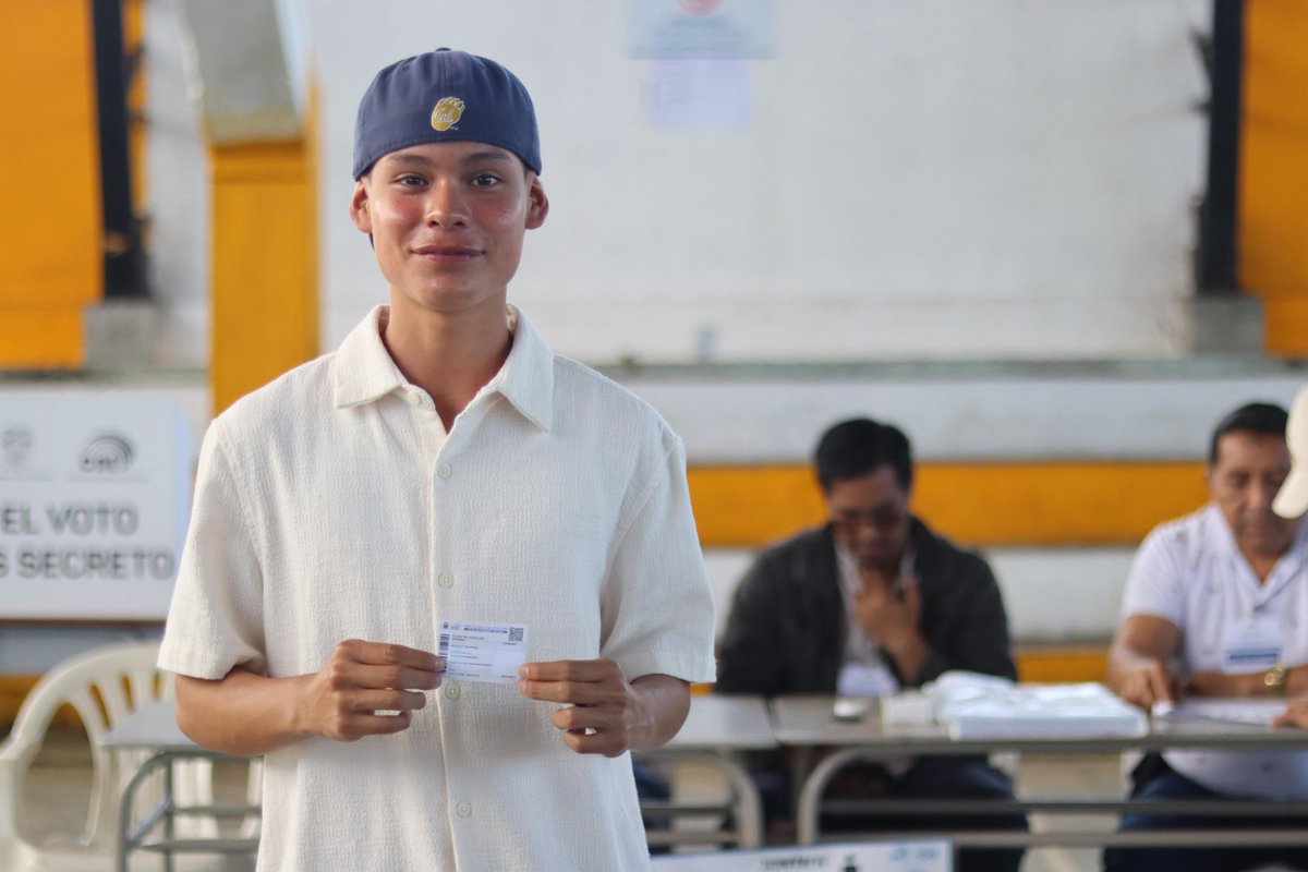 CNEGalapagos's tweet photo. #CNEInforma 🗣🇸🇱

Voto facultativo en Galápagos se desarrolla con total normalidad, con la participación voluntaria de jóvenes de 16–17 años, adultos mayores y servidores en servicio activo en una jornada ordenada y segura del #ReferéndumYConsulta2025.

#TuVotoPorEcuador https://t.co/sa9B55Nakg