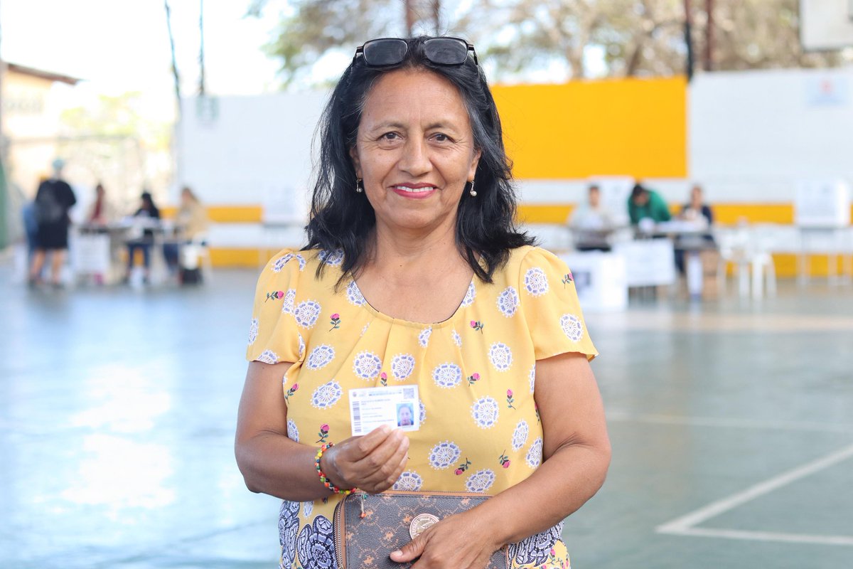 CNEGalapagos's tweet photo. #CNEInforma 🗣🇸🇱

Voto facultativo en Galápagos se desarrolla con total normalidad, con la participación voluntaria de jóvenes de 16–17 años, adultos mayores y servidores en servicio activo en una jornada ordenada y segura del #ReferéndumYConsulta2025.

#TuVotoPorEcuador https://t.co/sa9B55Nakg