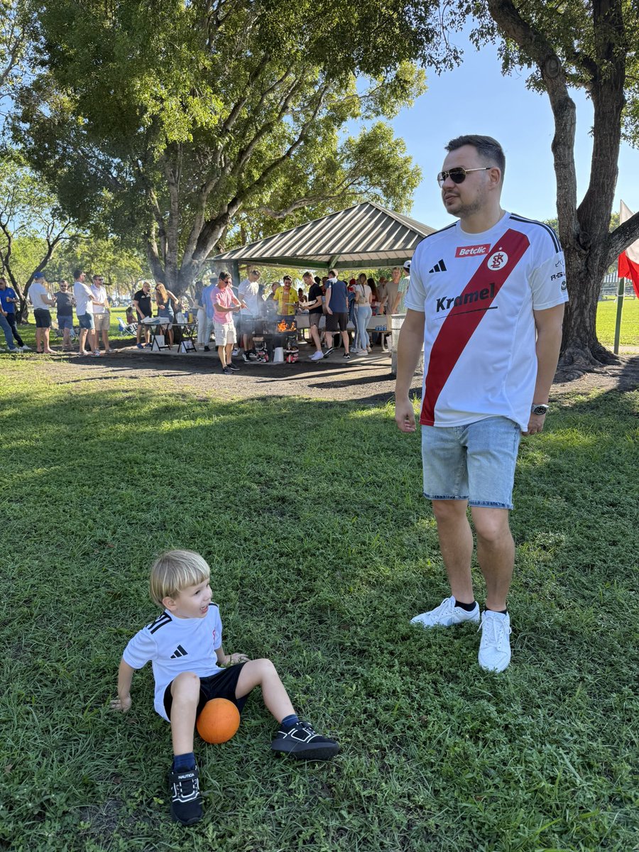 SearchDecoder's tweet image. #Łodzianie Reprezentacja Łodzi z delegacja na patriotycznym grillu niepodlegolsci Poloni w Miami @LKS_Lodz #ŁKSŁódź #polonia #miami