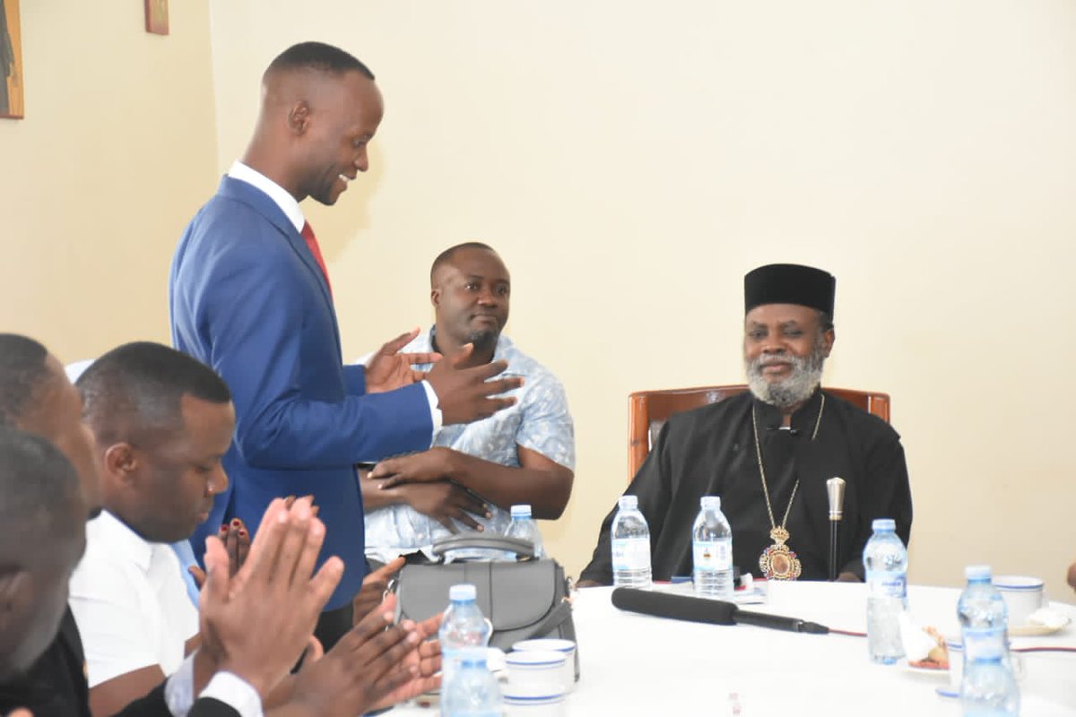 BugandaKingdom_'s tweet image. Olukiiko lw&apos;Abavubuka mu Buganda lusisinkanye Ssaabasumba wa Eklesia y&apos;aba Orthodox, Metropolitan Yerenomus Mzee, Namungoona. 

Nga abakulembeze b&apos;abavubuka mu Buganda bamusabye okubalungamya mu bye bakola, okuzimba n&apos;okunyweza enkolagana wakati w&apos;obukulembezze bwabwe wamu…
