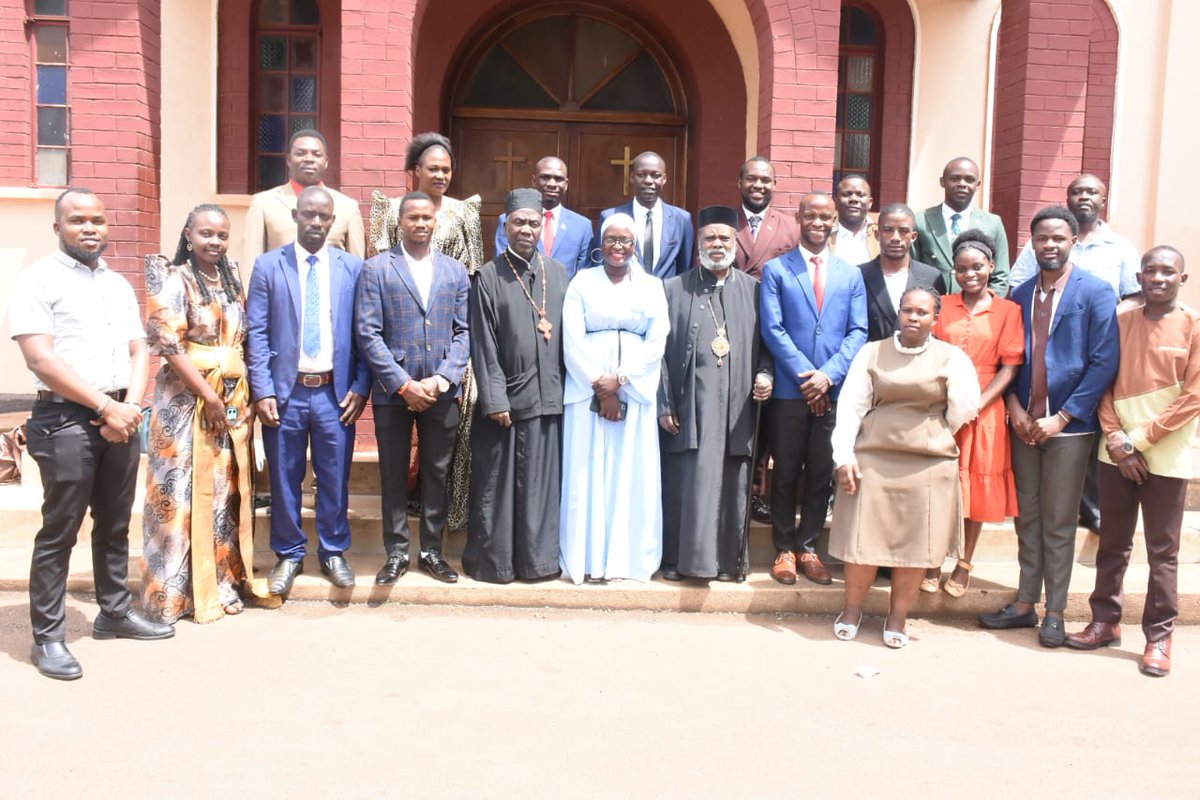 BugandaKingdom_'s tweet image. Olukiiko lw&apos;Abavubuka mu Buganda lusisinkanye Ssaabasumba wa Eklesia y&apos;aba Orthodox, Metropolitan Yerenomus Mzee, Namungoona. 

Nga abakulembeze b&apos;abavubuka mu Buganda bamusabye okubalungamya mu bye bakola, okuzimba n&apos;okunyweza enkolagana wakati w&apos;obukulembezze bwabwe wamu…