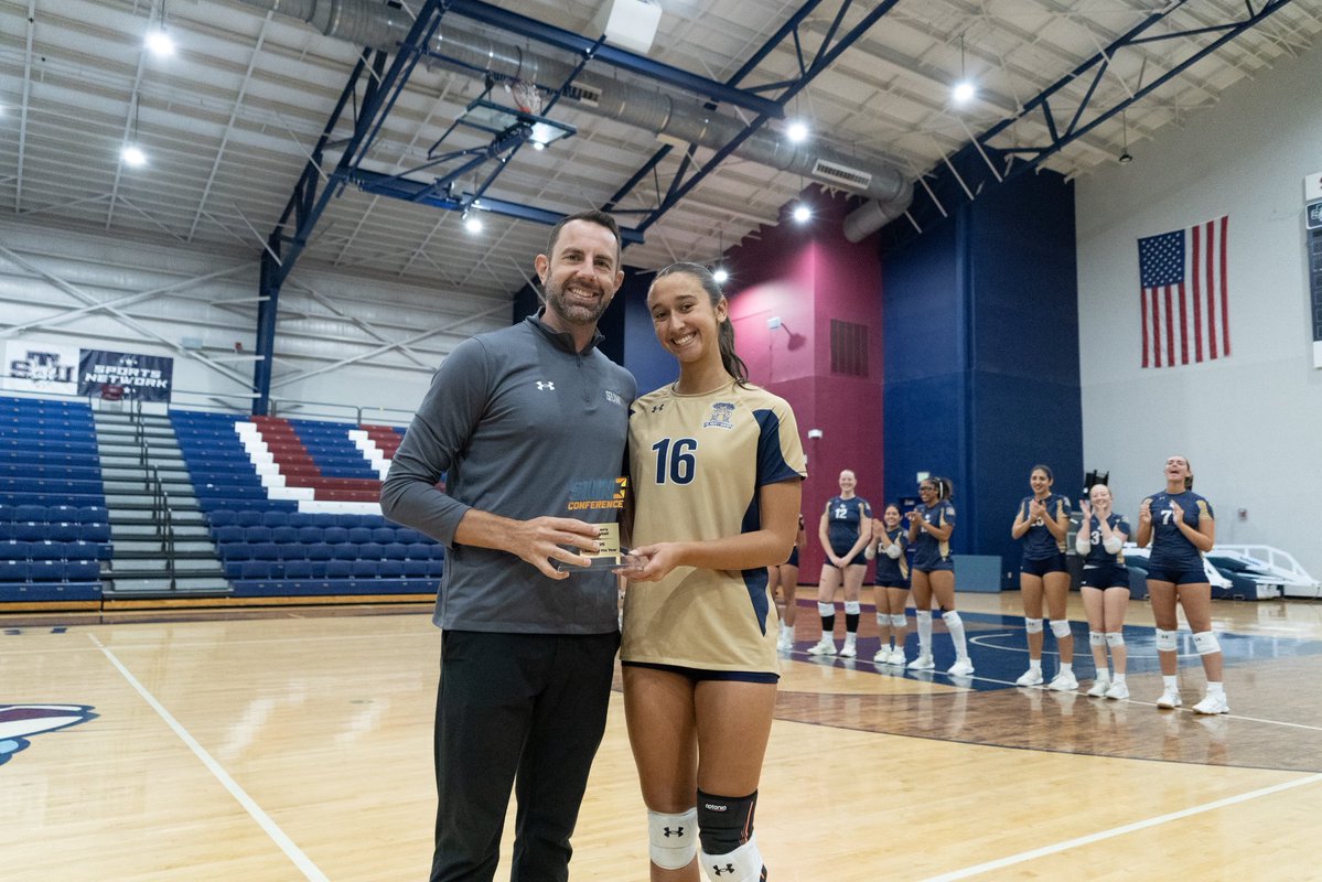 NCFBanyans's tweet image. Before this weekend’s semifinals in Miami Gardens:

Rafaela Domingos received her @sunconference Setter Of The Year Award 

Maria Luiza Barreis received her @sunconference Libero Of The Year Award

👏👏👏

#GoMightyBanyans #StayRooted