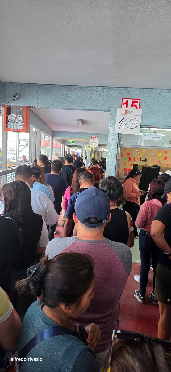 Votacion en @academianacional de #AltoHospicio eterna la fila, no se si esta muy chico el voto o la gente demora en leer.
👇