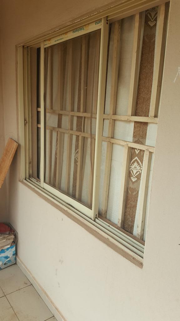 adahluv_G's tweet photo. @asherkkine My window was removed this morning by my landlord, I am my family will spend night like this, so I will pay my rent right away https://t.co/9GU1WdYSDp
