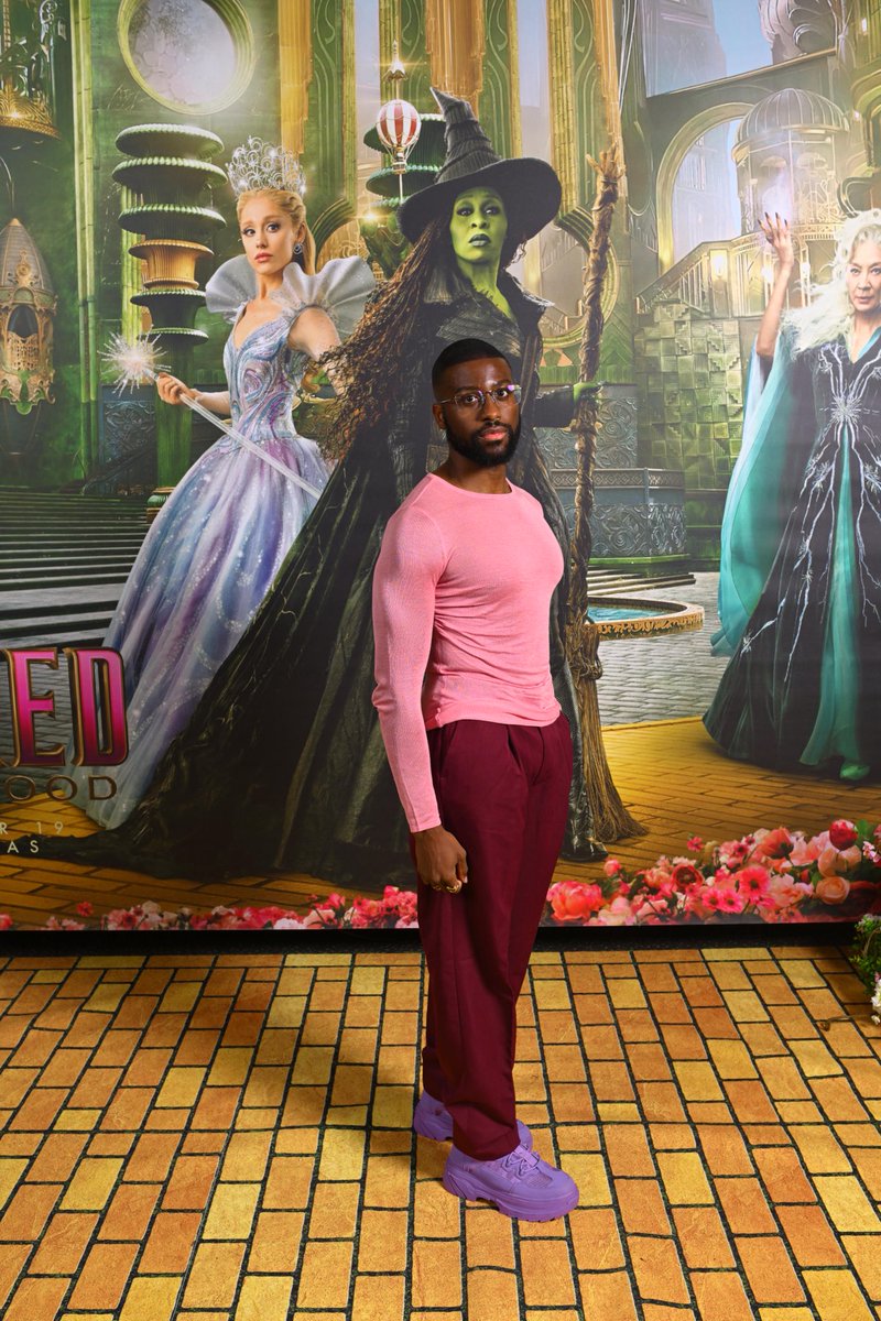 Glinda pq je suis trop petit que pour défier la gravité. La gravité et moi on est face à face, main dans la main.