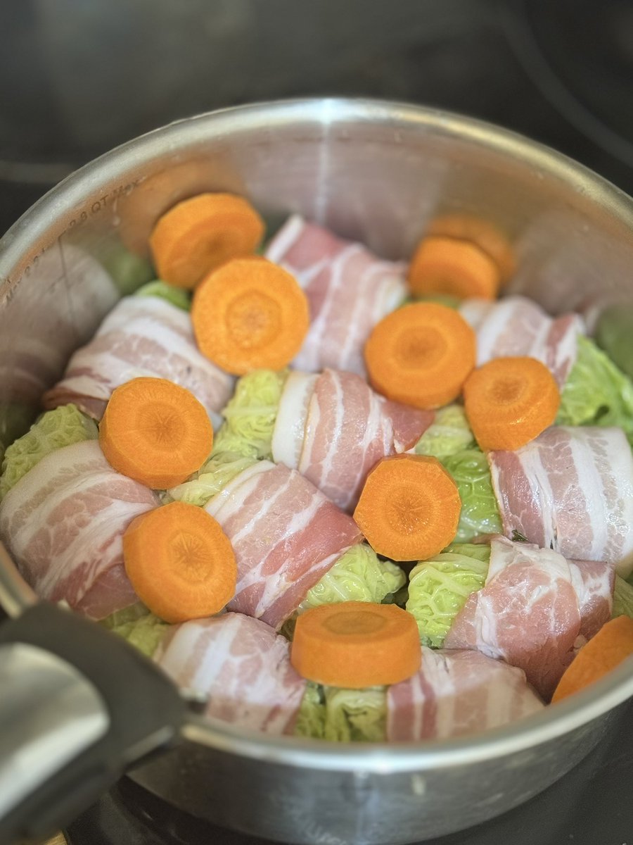 Jabberwockyii16's tweet image. サボイキャベツに煽られてロールキャベツ作ったら、一番輝いたのはブロカントで買ったばかりのこのお皿だった🥬🇫🇷
写真映えすぎる。