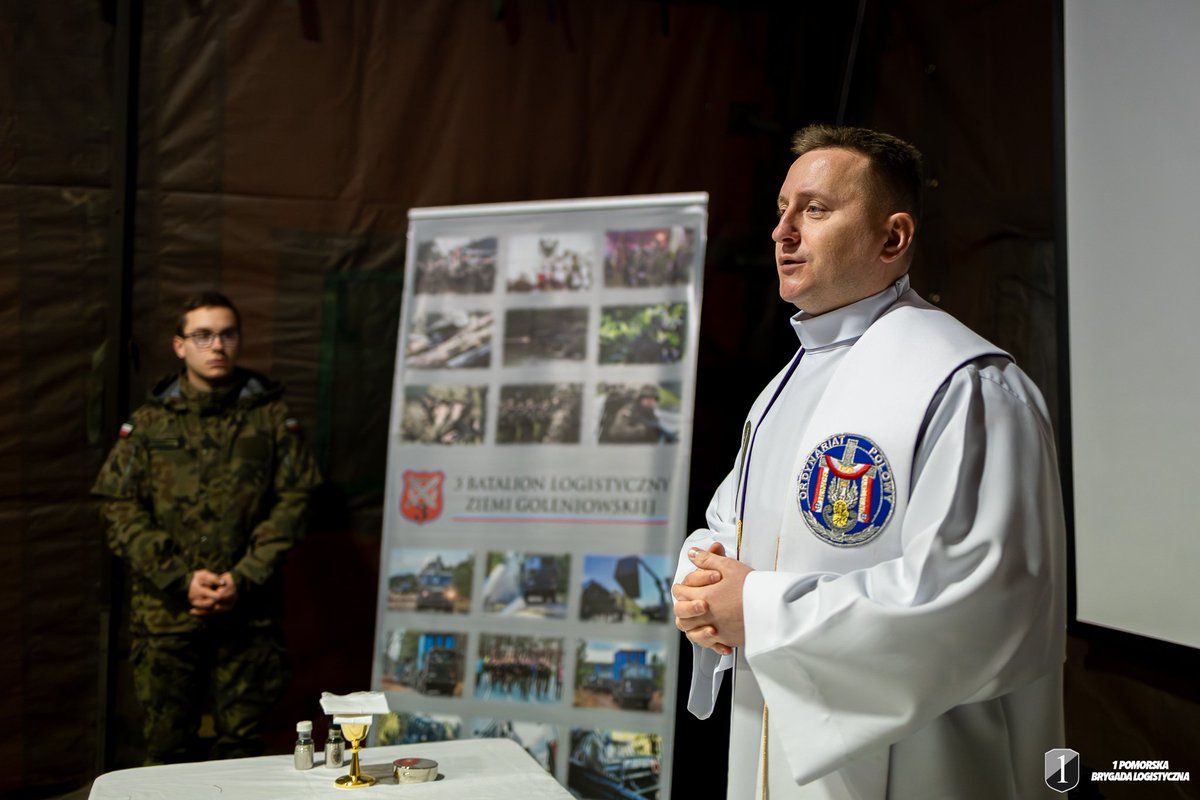 1BLogBydgoszcz's tweet photo. Kapelan 3. Batalionu Logistycznego odprawił dziś polową Mszę Świętą z udziałem żołnierzy #3blog, #52brem oraz żołnierzy rezerwy odbywających krótkotrwałe ćwiczenia wojskowe. https://t.co/yRmjfv5134