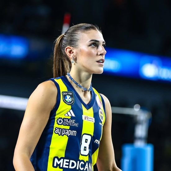 Eczacıbaşı Dynavit - Fenerbahçe Medicana maçı  benim beklediğim kadar çekişmeli geçmedi. Fenerbahçe rölantide oynayarak kazandı. Eczacıbaşı Bošković'in boşluğunu dolduramamış. Ayrıca iki takım arasında çok ciddi pasör kalitesi farkı var, Orro fark yaratıyor.