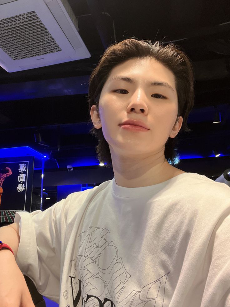 howoostar's tweet photo. retweet if u miss woozi selcas like this https://t.co/IZzP1O0nl8