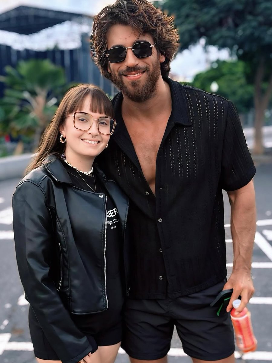 #Repost @lauvelazquezmusic 
——
Cuando te encuentras por casualidad(y de verdad que fue asi)con @canyaman en #Tenerife🥰🫠

#CanYaman ❤️