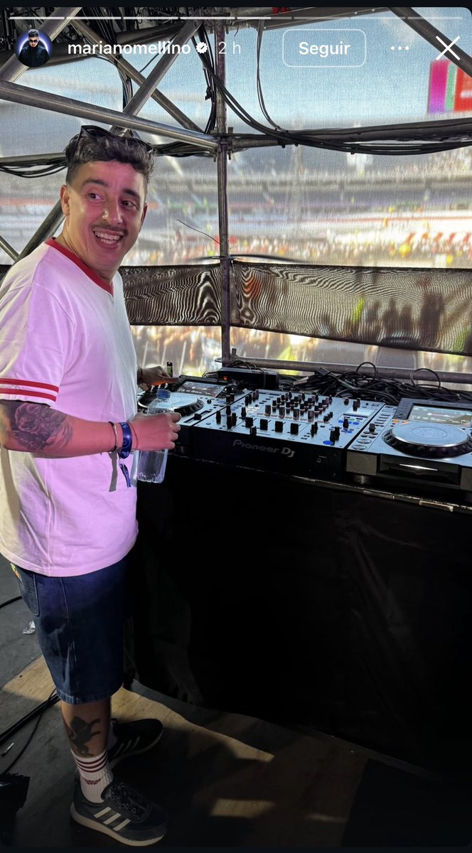 Pogopedia's tweet photo. Mariano Mellino en la previa del show de Oasis.

¿Qué te pareció su presentación? https://t.co/GdTJndIkIH