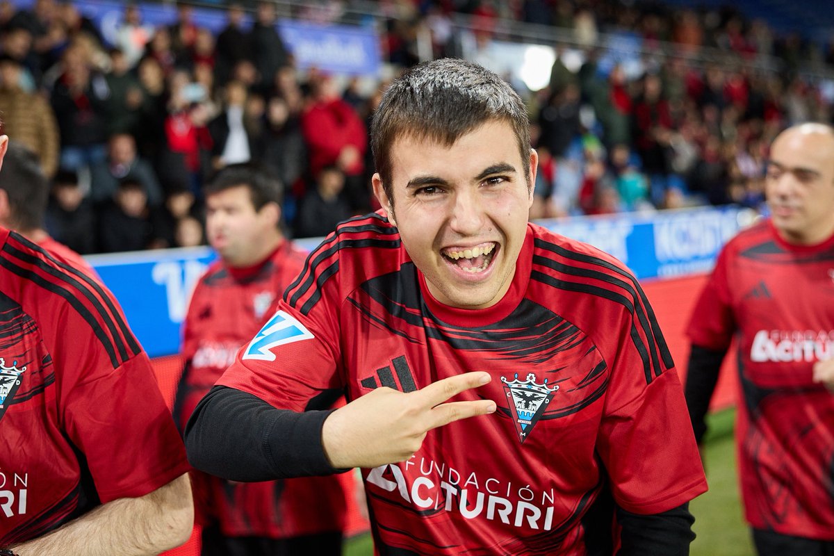 👏🔝 Nuestro equipazo recibió una calurosa ovación de todo el estadio antes de comenzar la semana que viene su andadura en #LALIGAGenuine

¡Muchísima suerte y a disfrutar! ❤️🖤