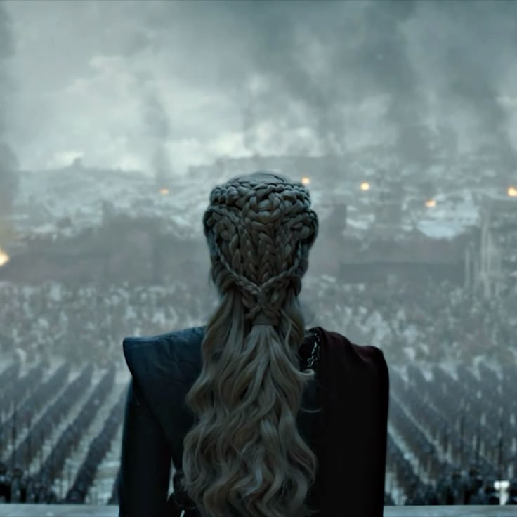 sstuhia's tweet image. There are people who actually believe this is an accurate portrayal of Daenerys and that’s really sad