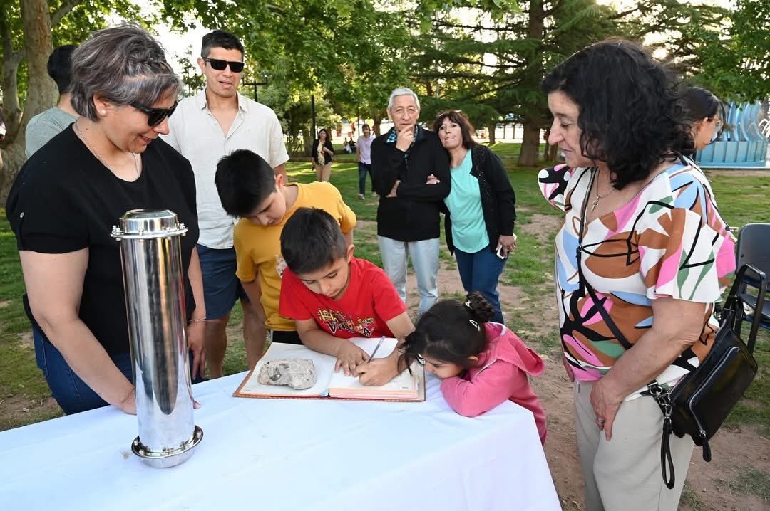 Ayer participamos del desentierro de la Cápsula del Tiempo del 2000 en Malargüe.

Me enorgullece que en la nueva cápsula del Centenario hayan incluido mi mensaje y un proyecto que presentamos con mi equipo. 

Trabajamos por un futuro con más oportunidades y desarrollo.