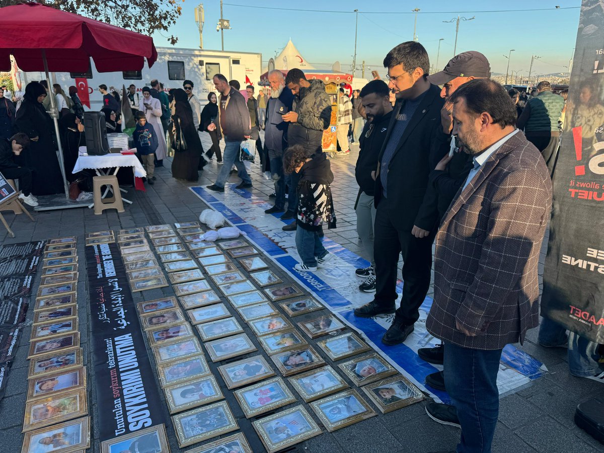 agdmyaroglu's tweet image. Saadet Partisi Fatih İlçe Başkanlığımızın Filistine Destek Çadırına ziyaret gerçekleştirdik.

📍Eminönü Meydanı - 109. Hafta