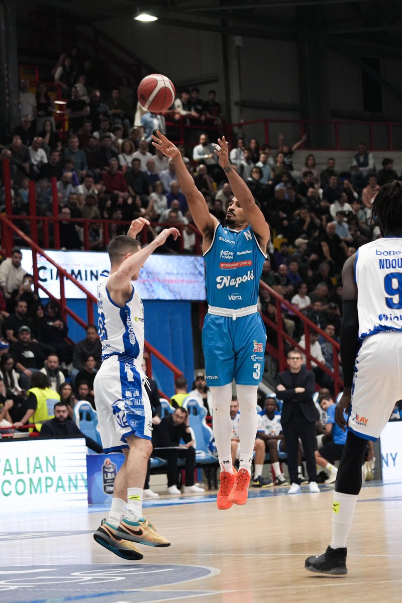basket_napoli's tweet image. 𝗛𝗔𝗟𝗙 𝗧𝗜𝗠𝗘 ⏸️

Sì chiude il primo tempo alla ALCOTT Arena con Brescia avanti sul Napoli Basket 33-44. Top scorer Bolton con 7 punti.

#NapoliBasketball | #DestinationNapoli 💙