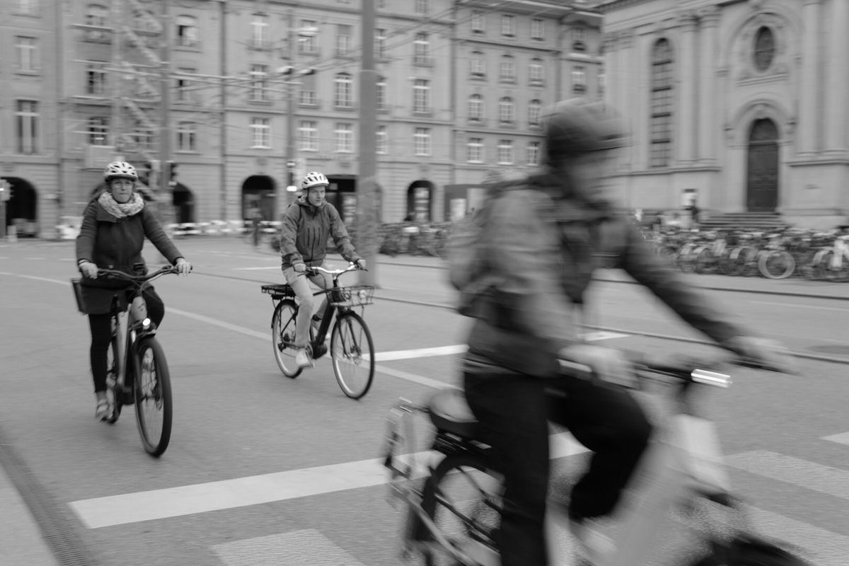 Menschen in der Stadt – verbunden und allein zugleich.
#monochrom #photography #streetart #streetphotography #leica