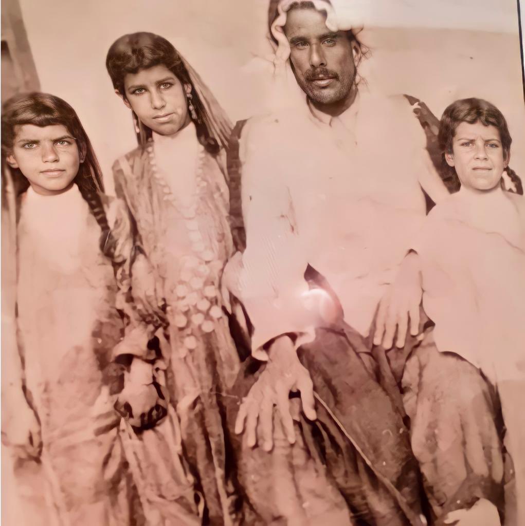 المرحوم عثمان عثمان بن سري #القناعي متوسطاً بناته من اليسار منيرة و شيخة و فاطمة رحمهم الله