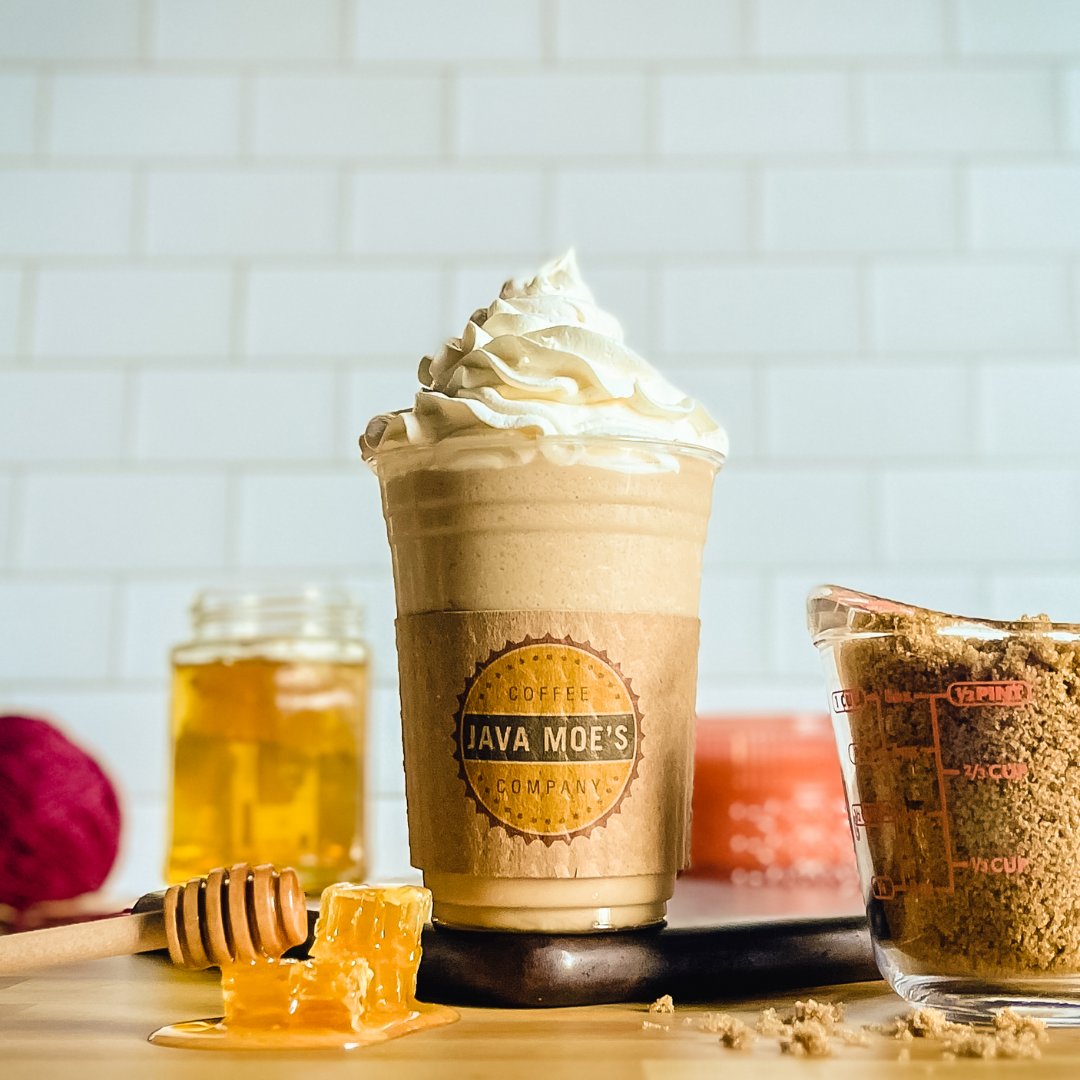 JavaMoes's tweet image. Drink of the Week: 𝐇𝐎𝐍𝐄𝐘 &amp;amp; 𝐁𝐑𝐎𝐖𝐍 𝐒𝐔𝐆𝐀𝐑 𝐋𝐀𝐓𝐓𝐄
This week, indulge in the taste of sweet, smooth honey and spiced brown sugar. Your tastebuds will thank you.
𝐓𝐫𝐲 𝐢𝐭 𝐡𝐨𝐭, 𝐢𝐜𝐞𝐝, 𝐨𝐫 𝐟𝐫𝐨𝐳𝐞𝐧 𝐟𝐨𝐫 $𝟏 𝐨𝐟𝐟 𝐚𝐥𝐥 𝐰𝐞𝐞𝐤!
