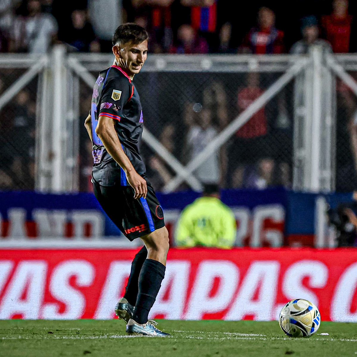 HablemosDeSL's tweet image. Este ANIMAL intentó volver al campo de juego estando con la rodilla rota.

Qué pelotas, Pitu.