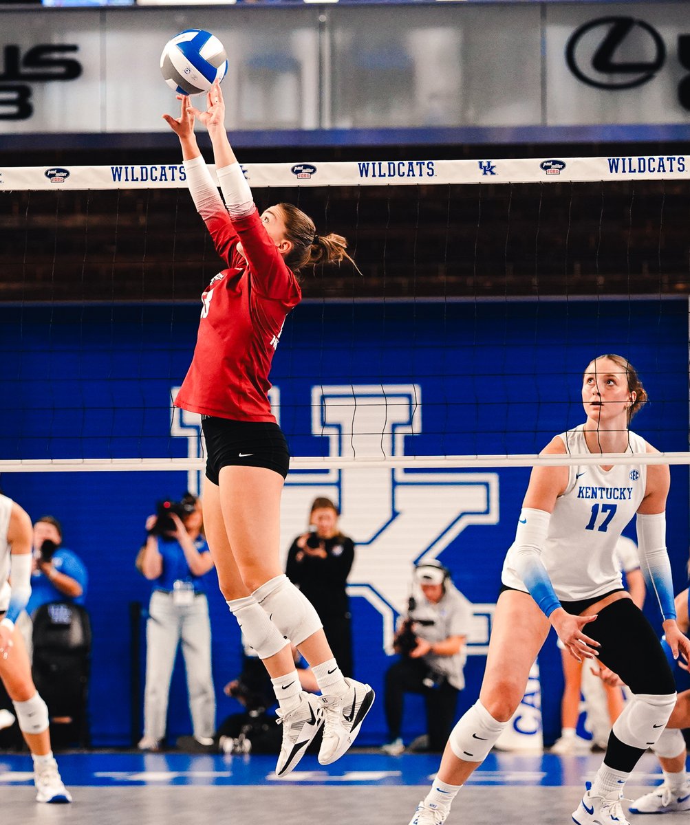 RazorbackVB's tweet image. S2 | Wildcats get three straight and we&apos;ll call time.

Kentucky leads 18-12