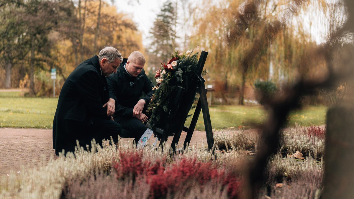 BjoernHoecke's tweet image. Der AfD Kreisverband Eichsfeld, dessen Vorsitzender ich bin, trifft sich jährlich am Volkstrauertag zum würdigen Gedenken im Heiligenstädter Stadtpark. Da es sich um den deutschen Volkstrauertag handelt, der seit 1925 begangen wird, stellen wir das Leid unseres Volkes naturgemäß…