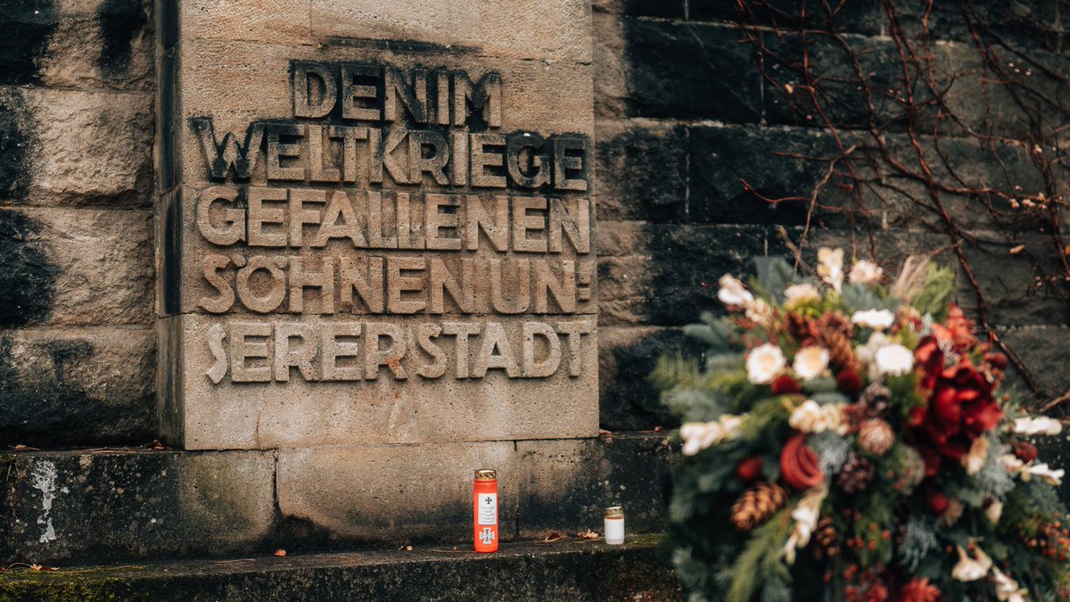 BjoernHoecke's tweet image. Der AfD Kreisverband Eichsfeld, dessen Vorsitzender ich bin, trifft sich jährlich am Volkstrauertag zum würdigen Gedenken im Heiligenstädter Stadtpark. Da es sich um den deutschen Volkstrauertag handelt, der seit 1925 begangen wird, stellen wir das Leid unseres Volkes naturgemäß…