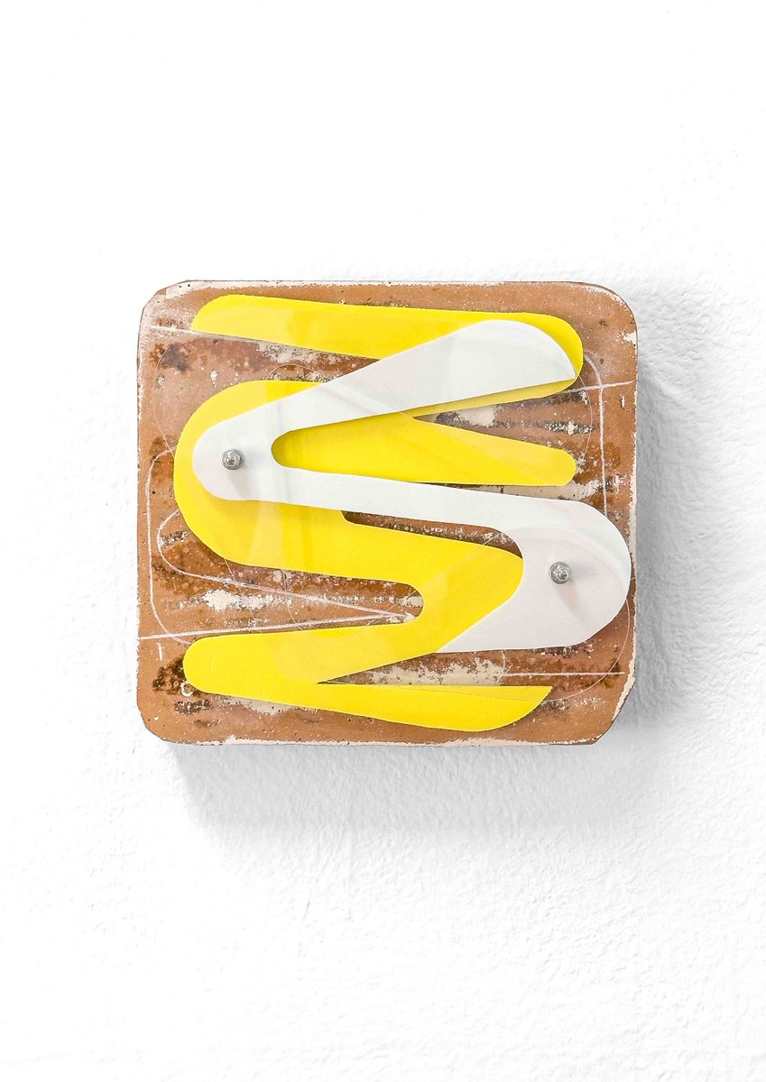 Óscar Abraham Pabón
Recycling XXIV 2025
Fragmentos de ladrillo de terracota, PVC amarillo y blanco, metacrilato transparente, tornillos metálicos, arandelas y tuercas
21 x 21.5 x 6 cm

Palabra y Obra
16 de octubre - 29 de noviembre 2025

<a href="/Abrahamarq/">Oscar Abraham Pabón</a>
