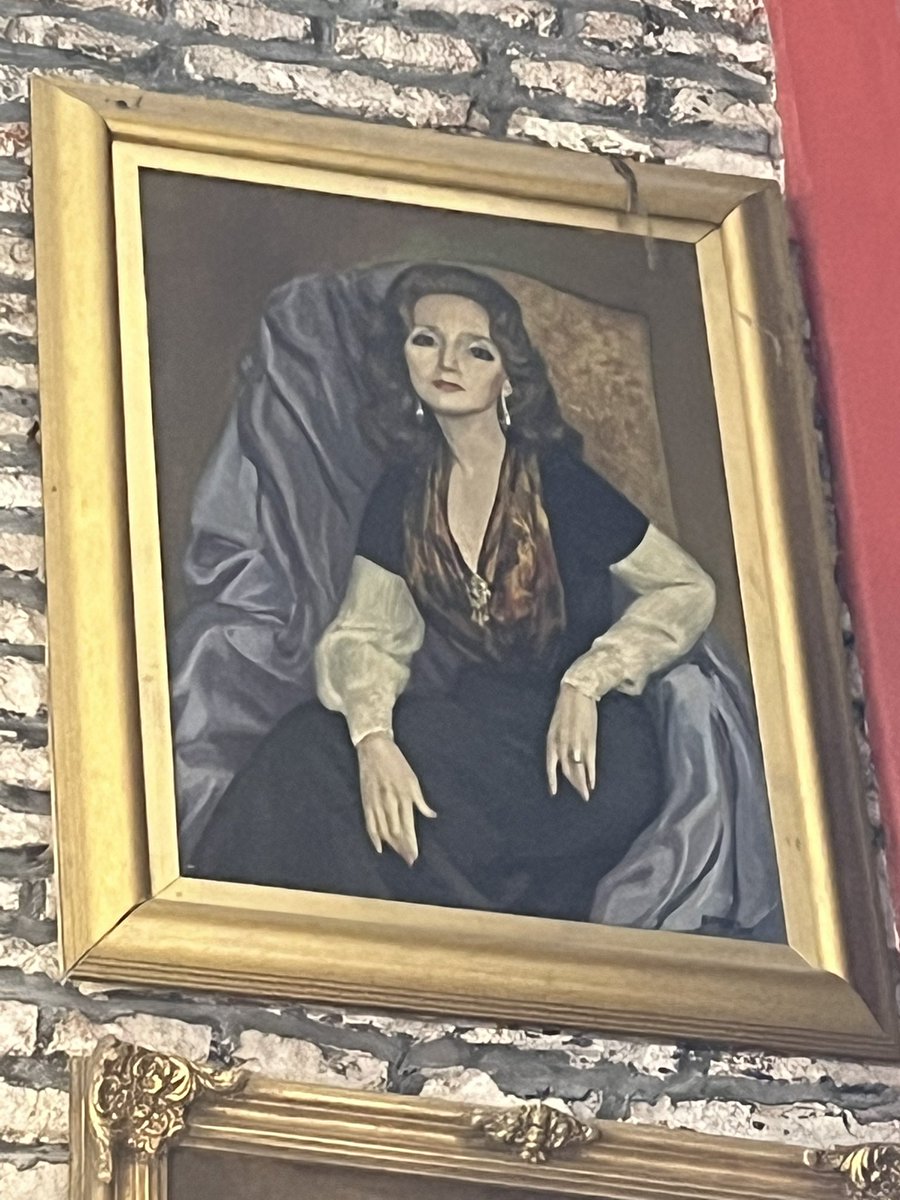 Encontré en un anticuario un cuadro de una mujer identiquisima a mi abuela. No sé quién es el autor ni el año. Que ganas de comprarlo