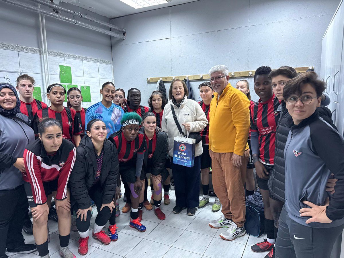 SelmaKavaf's tweet image. Kadın futbol takımımız Soma Zaferspor’a destek verdik.

Başkanımız Hakan Arslancan’a, teknik direktörümüze ve tüm oyuncularımıza başarılar diliyorum.