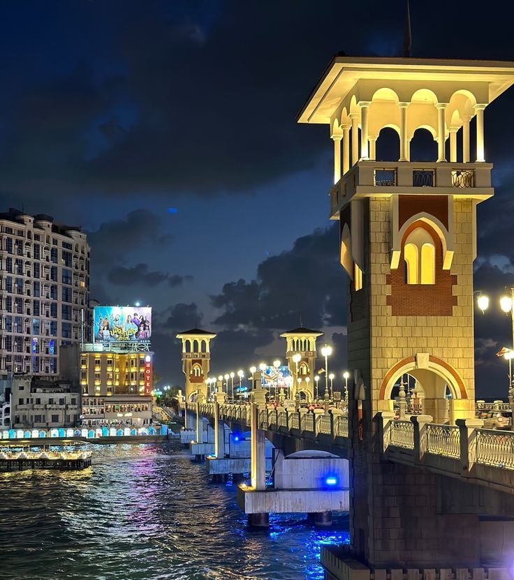 إنّي امرؤٌ لَعِبَ الأسى بفُؤادِهِ :')🤎