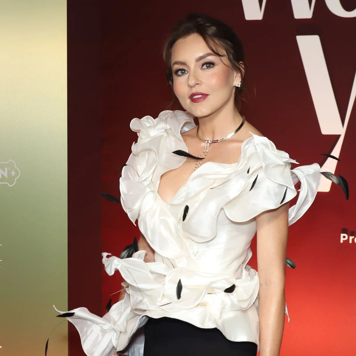 angeliqueboyerl's tweet image. Em nova entrevista, Angelique Boyer mencionou que gostaria que Danna Paola fosse a protagonista de um remake de #Teresa para Netflix.