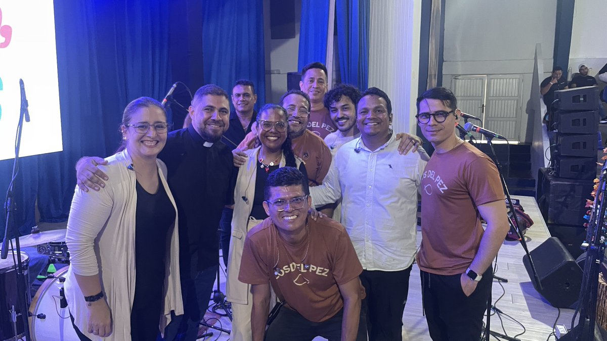 ixthys's tweet photo. Hoy compartimos esta foto con un amigo de muchos años, alguien que ha estado con nosotros en el camino y en el servicio. Qué bendición reencontrarnos sirviendo. 🙏✨ #LosdelPez https://t.co/R43J6kzdZX