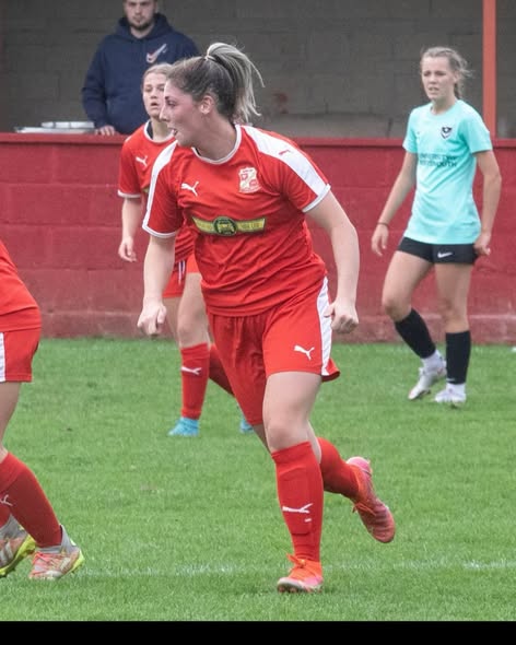 NewStreetLadies's tweet photo. 💚🖤 PLAYER SPOTLIGHT: SUMMER WILLIAMS 💚🖤Every week we shine the spotlight on a player, and this week it's Summer Williams, a key part of our Street Ladies squad. Her versatility, work rate, and commitment make her a standout on and off the pitch! Summer’s football journey is impressive—starting as a goalkeeper before switching to outfield. 
🥅Early Career 
Summer began at Walversedene Girls as a goalkeeper, then moved to Salisbury Ladies (2015–2018), developing her skills and spending a short stint with Portsmouth Development. 
⚽️ Next Steps 
She joined Swindon Town, playing for their first team and development sides (2018–2020). Post-COVID, Summer switched to outfield, representing Swindon Development (2020–2023), proving her adaptability. 💪Player Sponsor – GJFitness Summer is sponsored by GJ Fitness, a personal trainer and online coach helping people reach fitness goals. We’re grateful for their support! 🙌
Summer’s journey exemplifies determination, adaptability, and love for the game. We’re proud to have her in green and black! 💚🖤