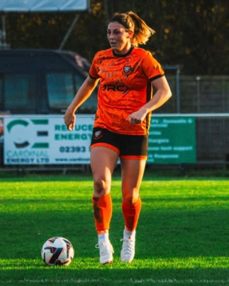 NewStreetLadies's tweet photo. 💚🖤 PLAYER SPOTLIGHT: SUMMER WILLIAMS 💚🖤Every week we shine the spotlight on a player, and this week it's Summer Williams, a key part of our Street Ladies squad. Her versatility, work rate, and commitment make her a standout on and off the pitch! Summer’s football journey is impressive—starting as a goalkeeper before switching to outfield. 
🥅Early Career 
Summer began at Walversedene Girls as a goalkeeper, then moved to Salisbury Ladies (2015–2018), developing her skills and spending a short stint with Portsmouth Development. 
⚽️ Next Steps 
She joined Swindon Town, playing for their first team and development sides (2018–2020). Post-COVID, Summer switched to outfield, representing Swindon Development (2020–2023), proving her adaptability. 💪Player Sponsor – GJFitness Summer is sponsored by GJ Fitness, a personal trainer and online coach helping people reach fitness goals. We’re grateful for their support! 🙌
Summer’s journey exemplifies determination, adaptability, and love for the game. We’re proud to have her in green and black! 💚🖤
