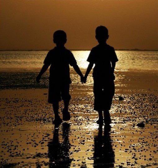 .................... 🕊️

أنت أنت معي من حيث ماروح
اغمض ويرسمك غلاك في خيالي

ماتوقعت تسكن الروح( الروح )
لين استوطن حبك يبعد كل غالي.
.
.