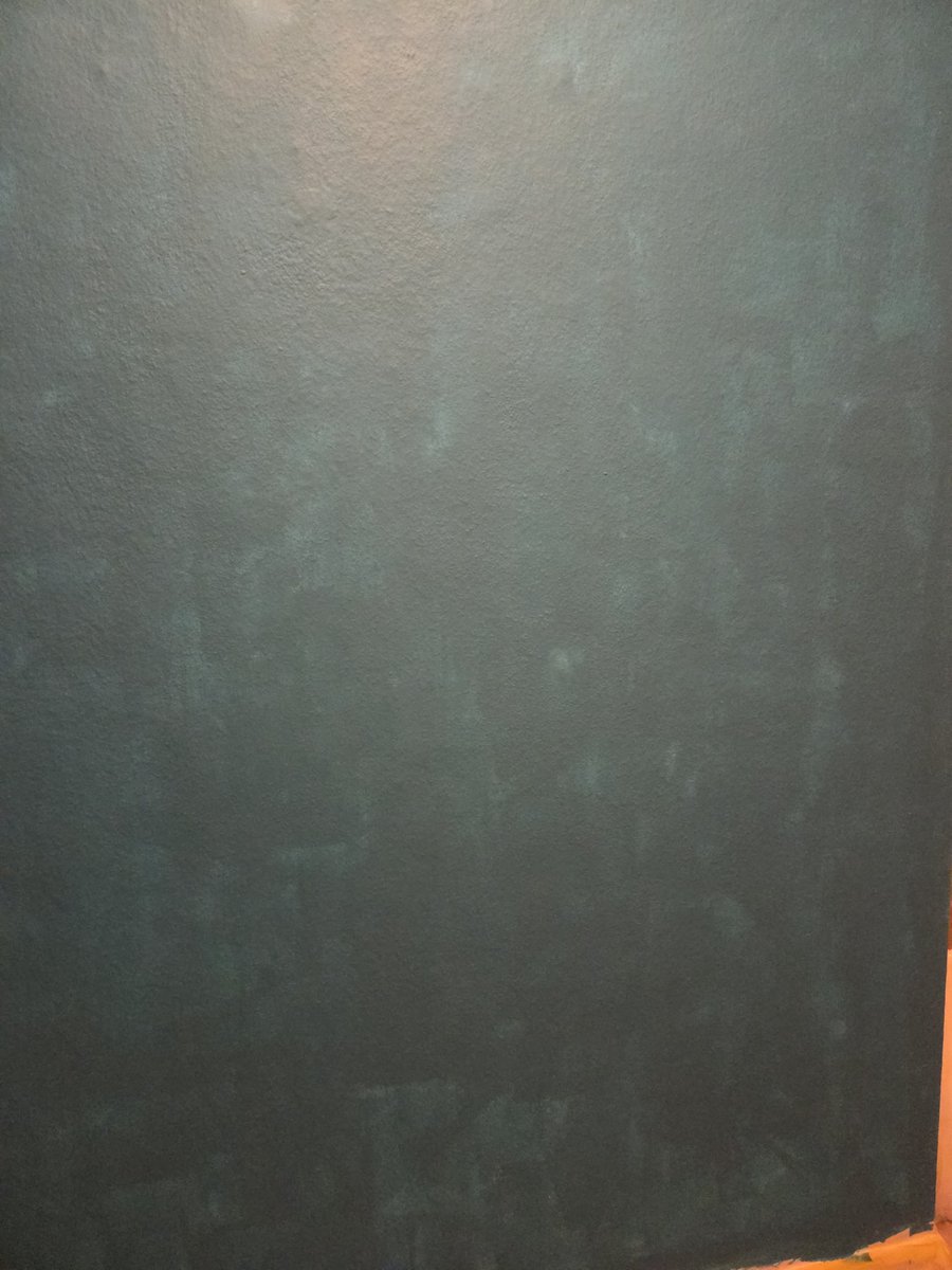 Eine Mischung aus nicht streichen können und eine Wand die teilweise keine Farbe aufnimmt