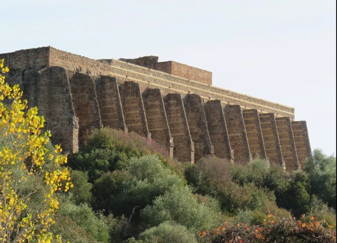 Me acabo de enterar de que esto existe y está en España.

#Munigua es un yacimiento extraordinario al norte de la provincia de Sevilla. Su impresionante santuario domina el territorio. Su origen se remonta al siglo IV a.C., aunque la ciudad tuvo su esplendor entre s. I-III d.C.